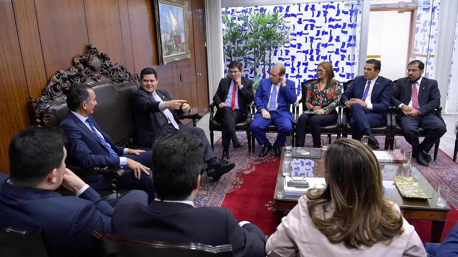 Davi Alcolumbre, presidente do Senado, em reunião com governador e bancada do Amapá em uma sala com móveis de madeira