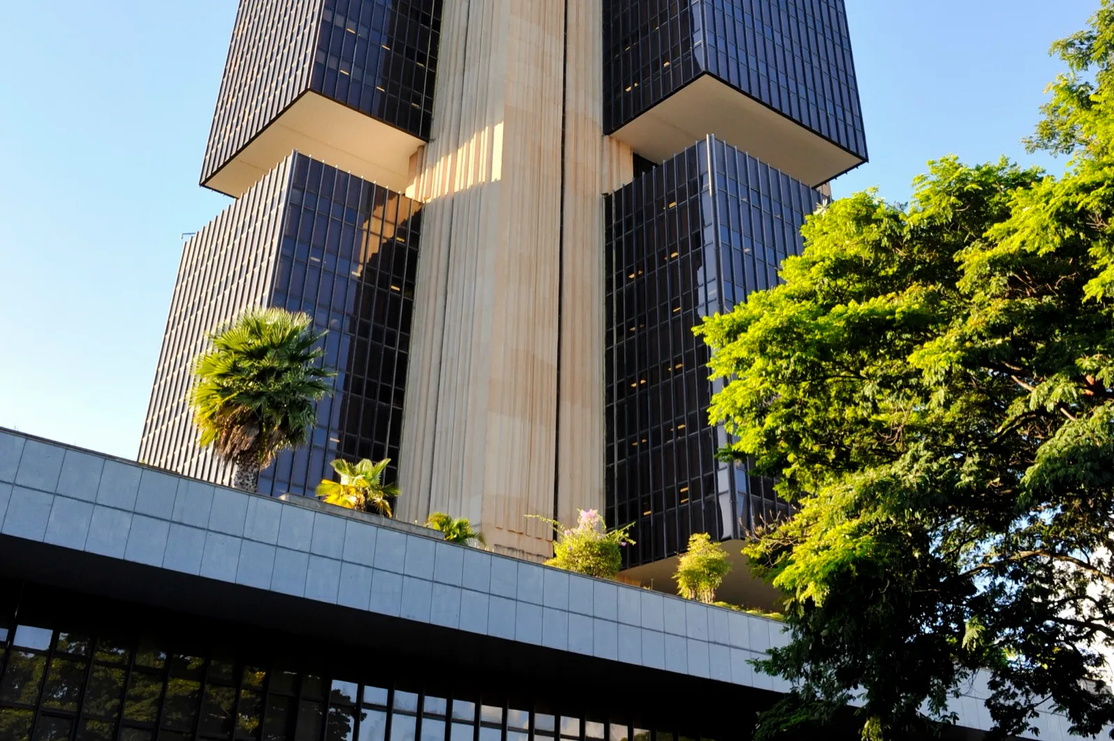 Fachada do edifício-sede do Banco Central do Brasil, em Brasília, com torres de vidro escuro e pilar de concreto claro