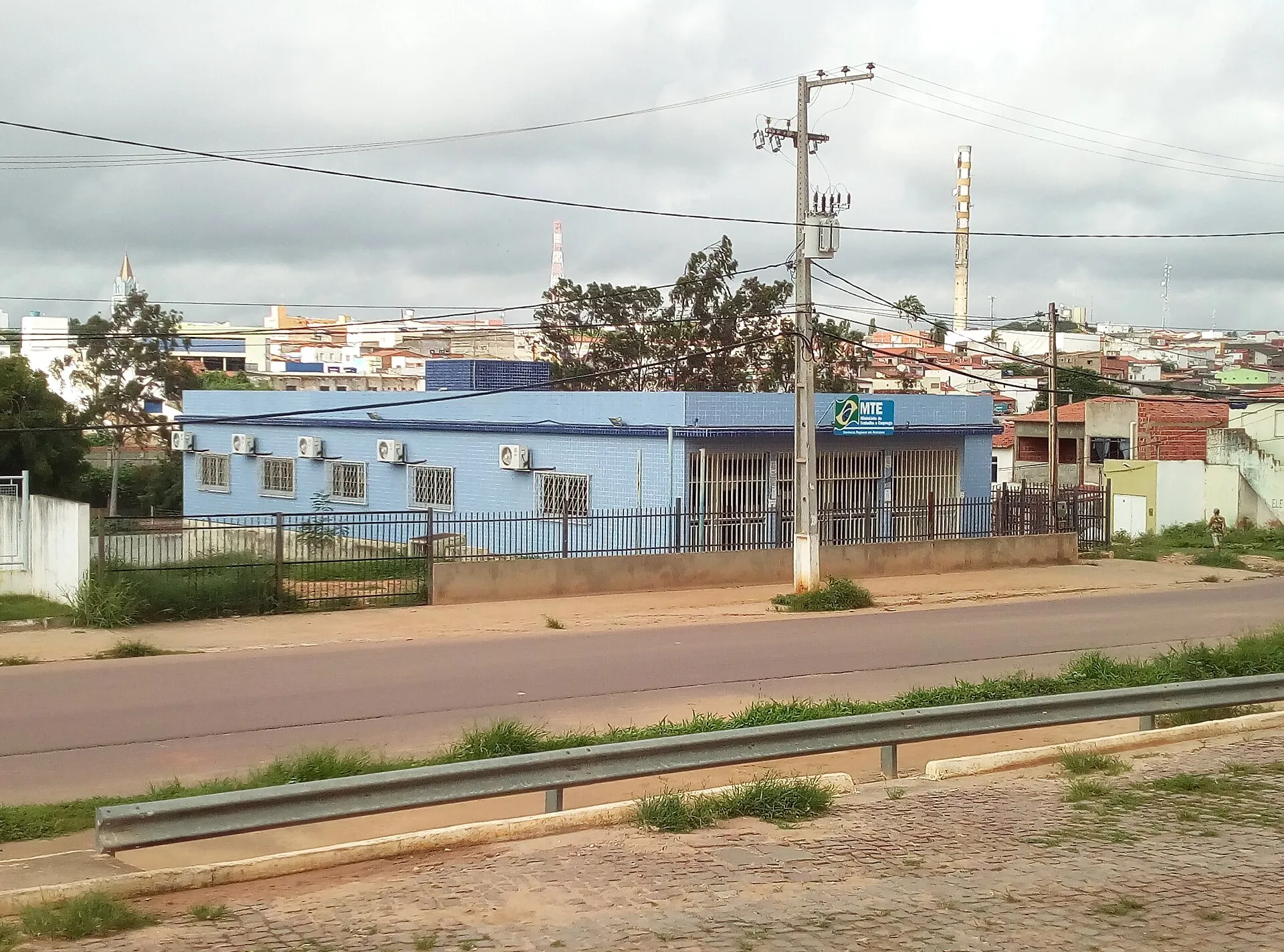 Prédio azul com a placa do Ministério do Trabalho e Emprego, em uma rua de Araripina, Pernambuco