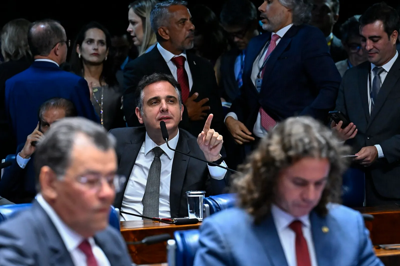 Rodrigo Pacheco fala ao microfone em sessão do Senado Federal