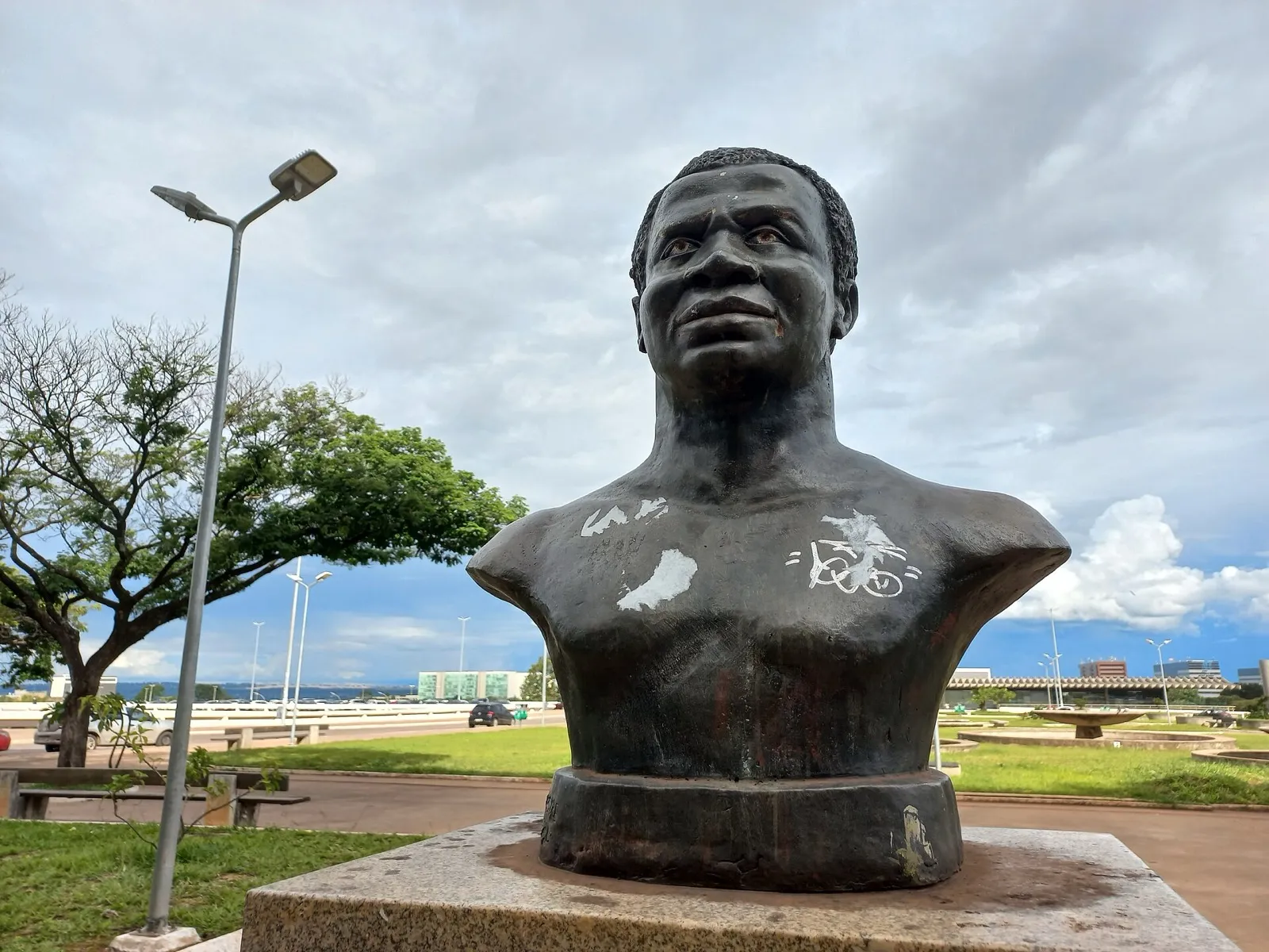 Busto de Zumbi dos Palmares em área pública de Brasília