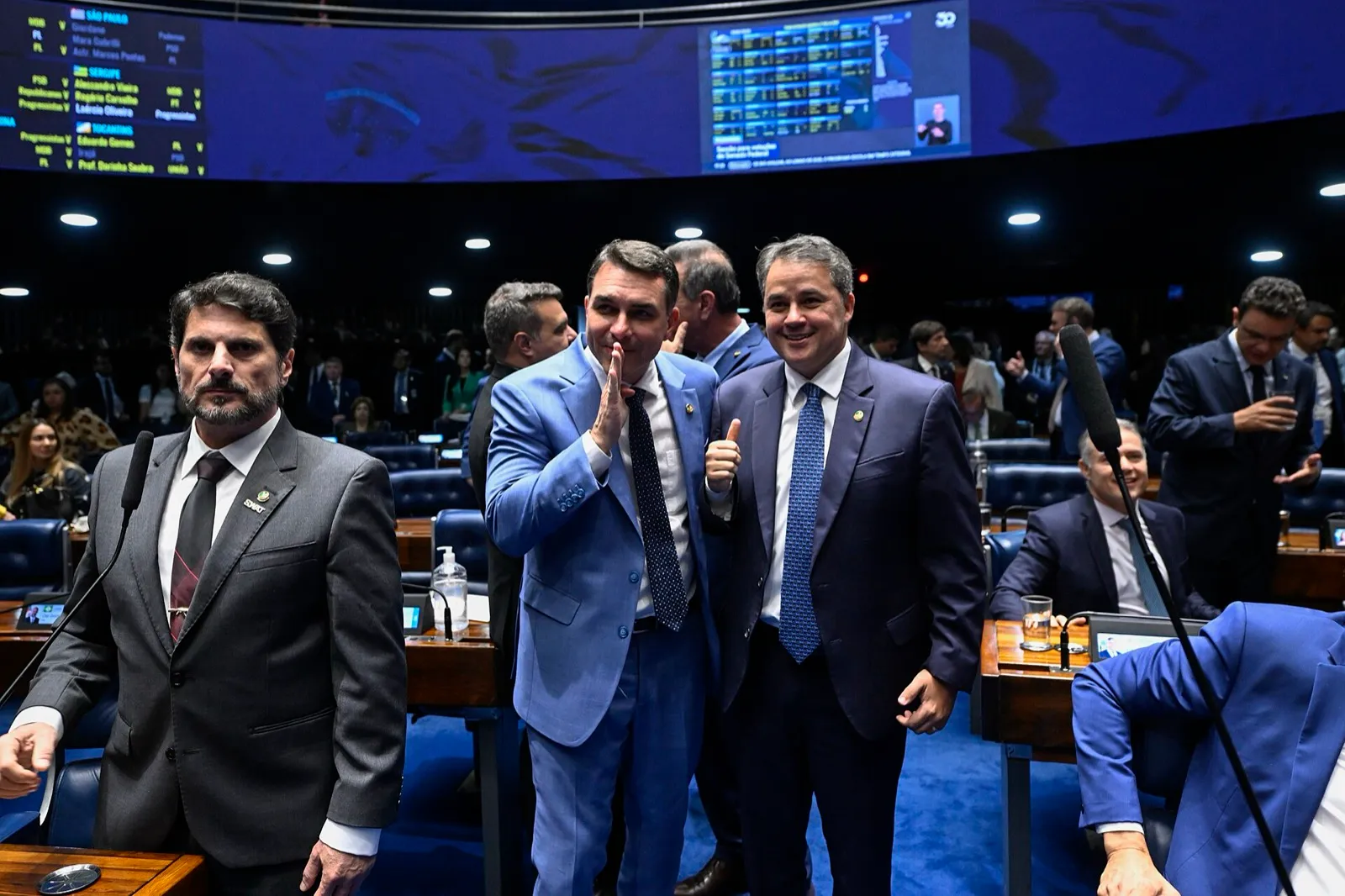 Plenário do Senado Federal durante sessão deliberativa, com painel de votação eletrônico ao fundo