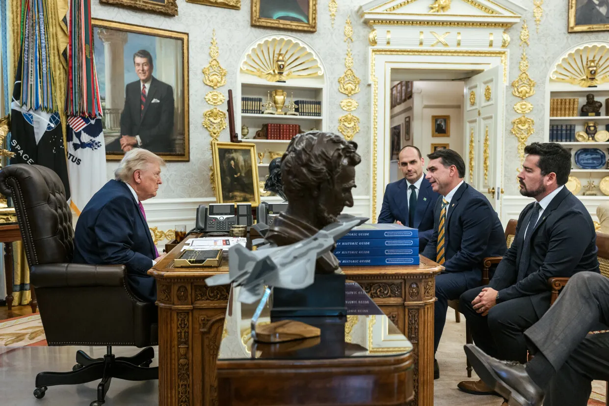 Donald Trump, Flávio Bolsonaro, Eduardo Bolsonaro e Paulo Figueiredo reunidos no Salão Oval