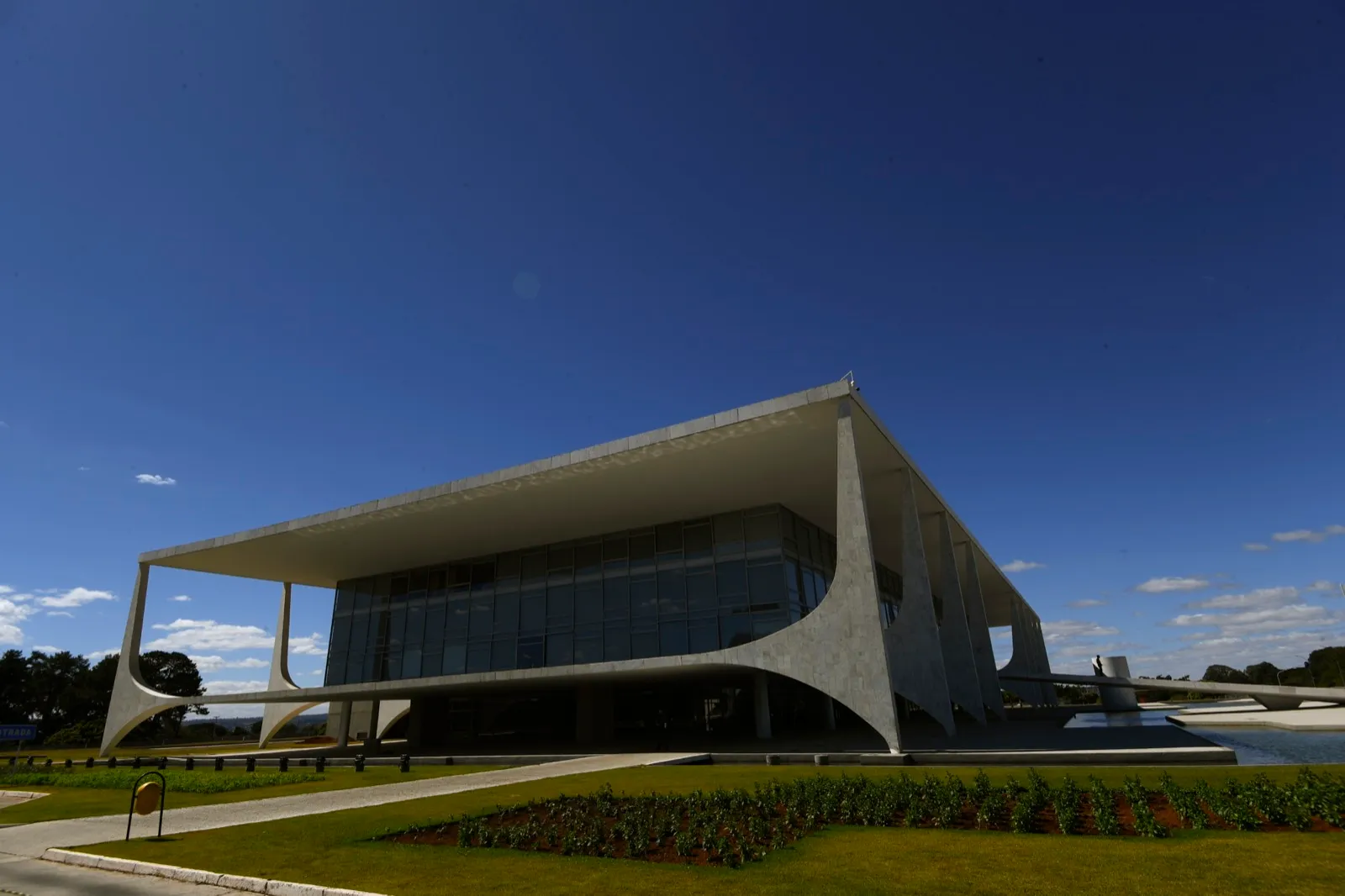 Fachada do Palácio do Planalto, em Brasília, com grandes vigas de concreto claro e céu azul ao fundo