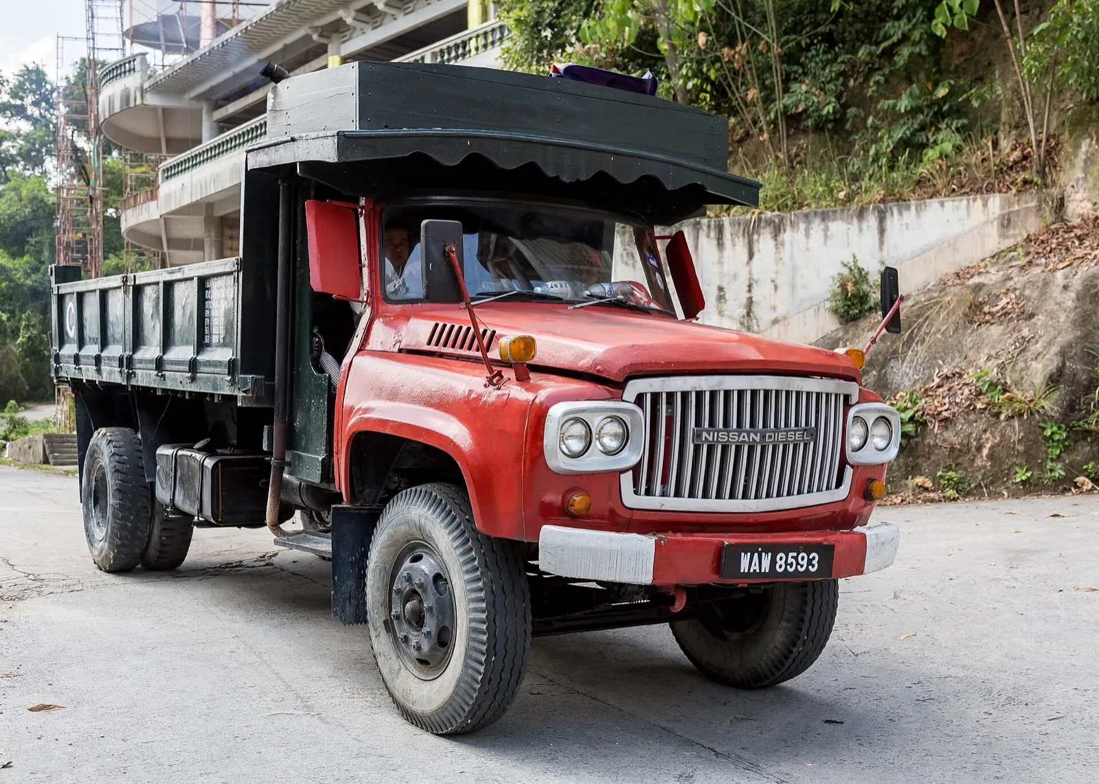 Caminhão a diesel estacionado, visto de lado, em imagem de arquivo