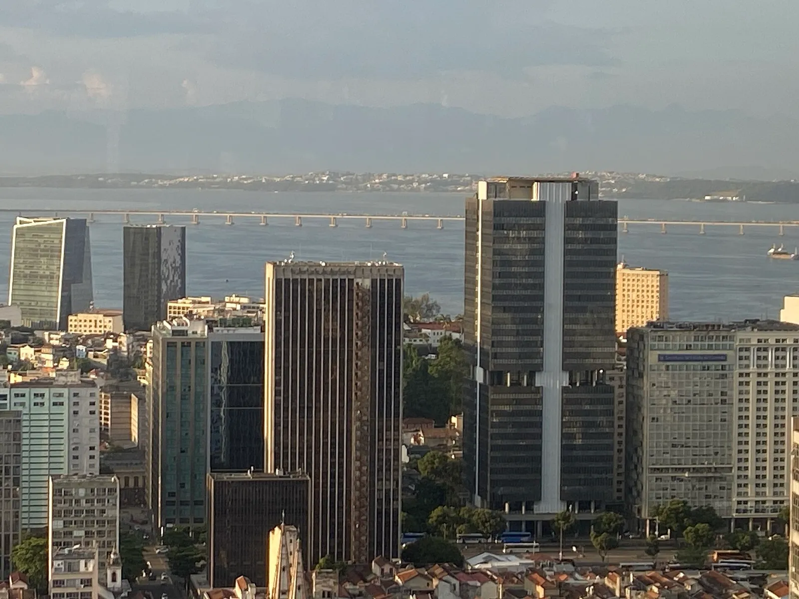 Edifício de fachada escura do Banco Central entre outros prédios comerciais