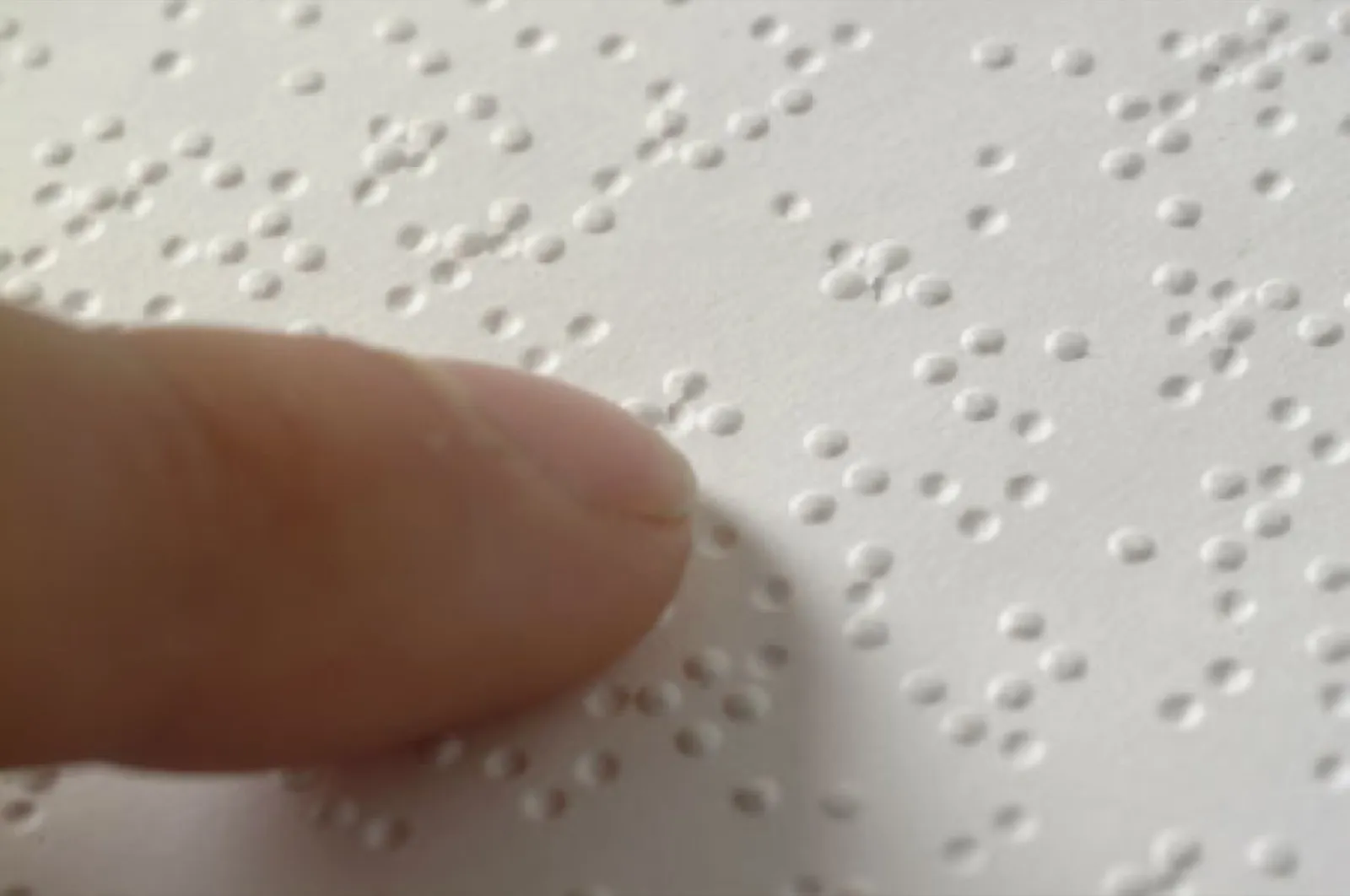 Detalhe de uma página com pontos em relevo do sistema braile
