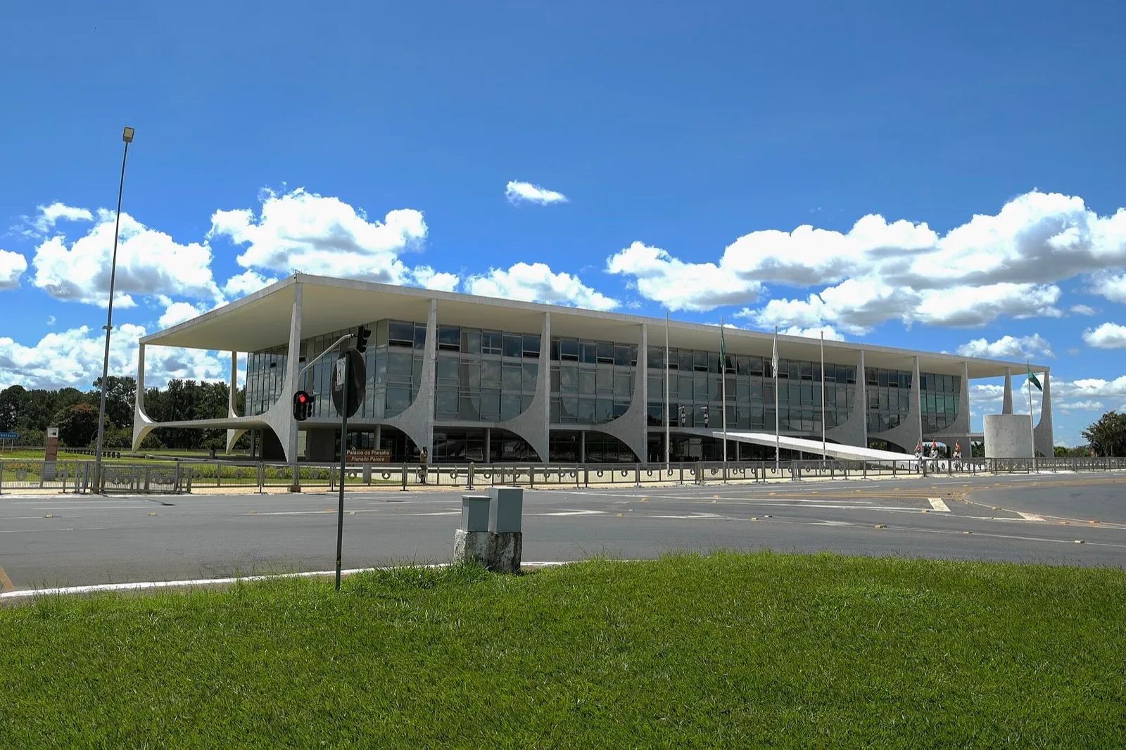 Fachada do Palácio do Planalto, em Brasília, sob céu azul com nuvens