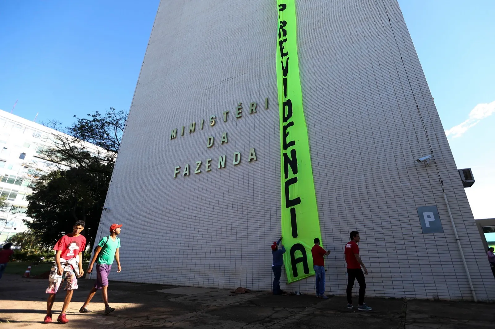 Fachada branca do prédio do Ministério da Fazenda, em Brasília, com uma faixa verde escrita Previdência