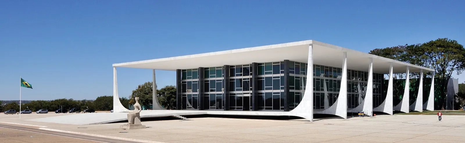 Prédio do Supremo Tribunal Federal em Brasília, visto de frente e em plano aberto
