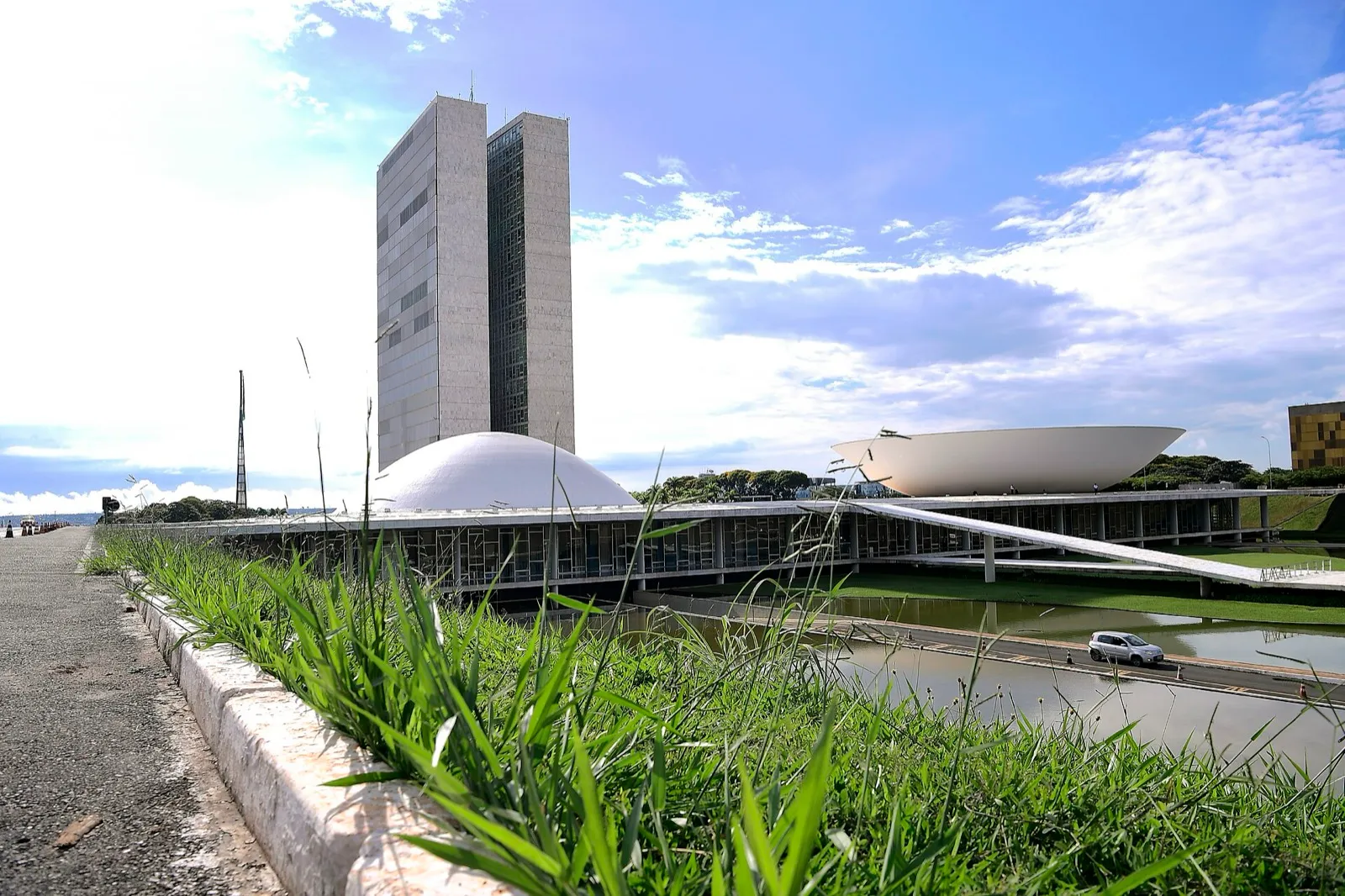 Fachada do Palácio do Congresso Nacional, em Brasília, com as duas torres do prédio e as cúpulas sob céu azul
