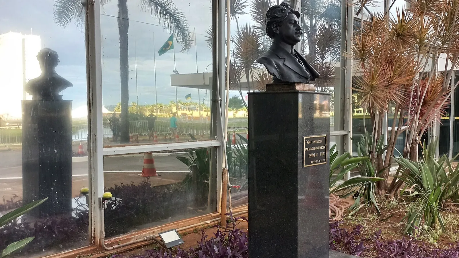 Monumento de Oswaldo Cruz diante do Ministério da Saúde em Brasília