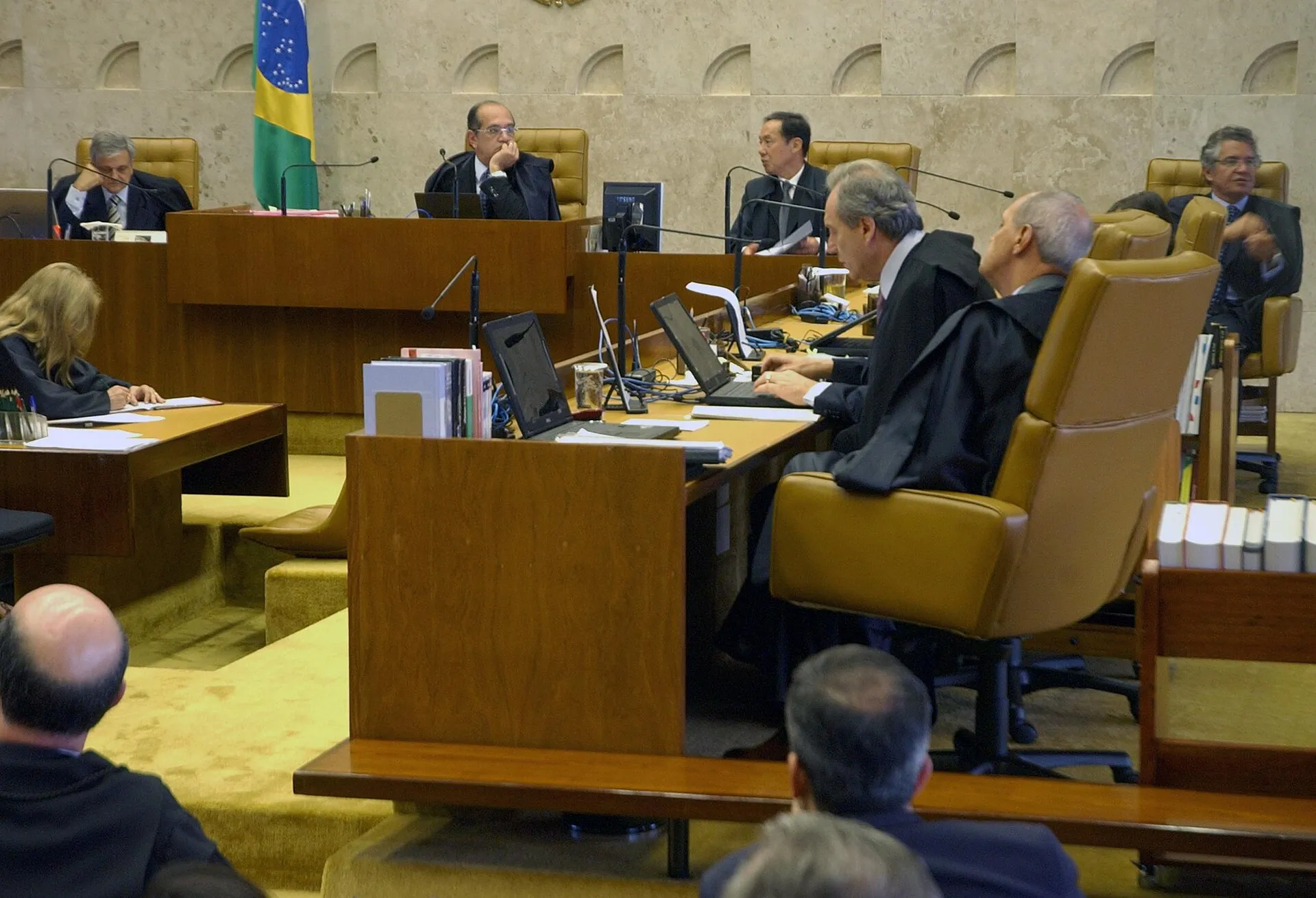 Plenário do Supremo Tribunal Federal durante sessão de julgamento, com ministros de toga nas bancadas e a bandeira do Brasil ao fundo