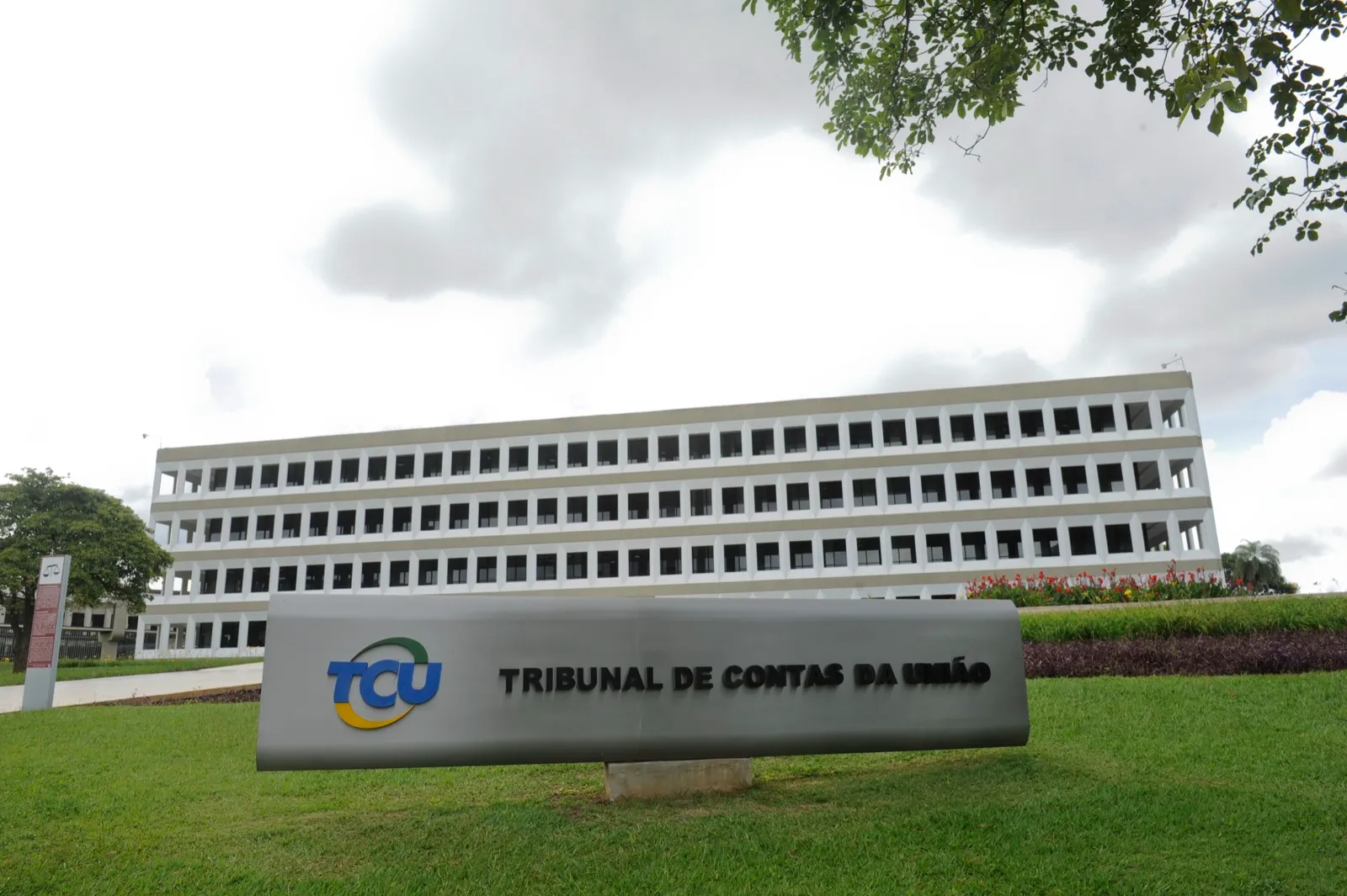 Fachada do Tribunal de Contas da União com o nome e o logotipo do órgão